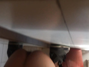 高校女厕伸手摸完B马上跑 被吓得大声尖叫 太刺激了