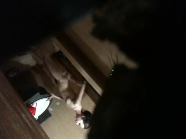 偷窥楼下出租屋新来的租客洗澡年轻貌美