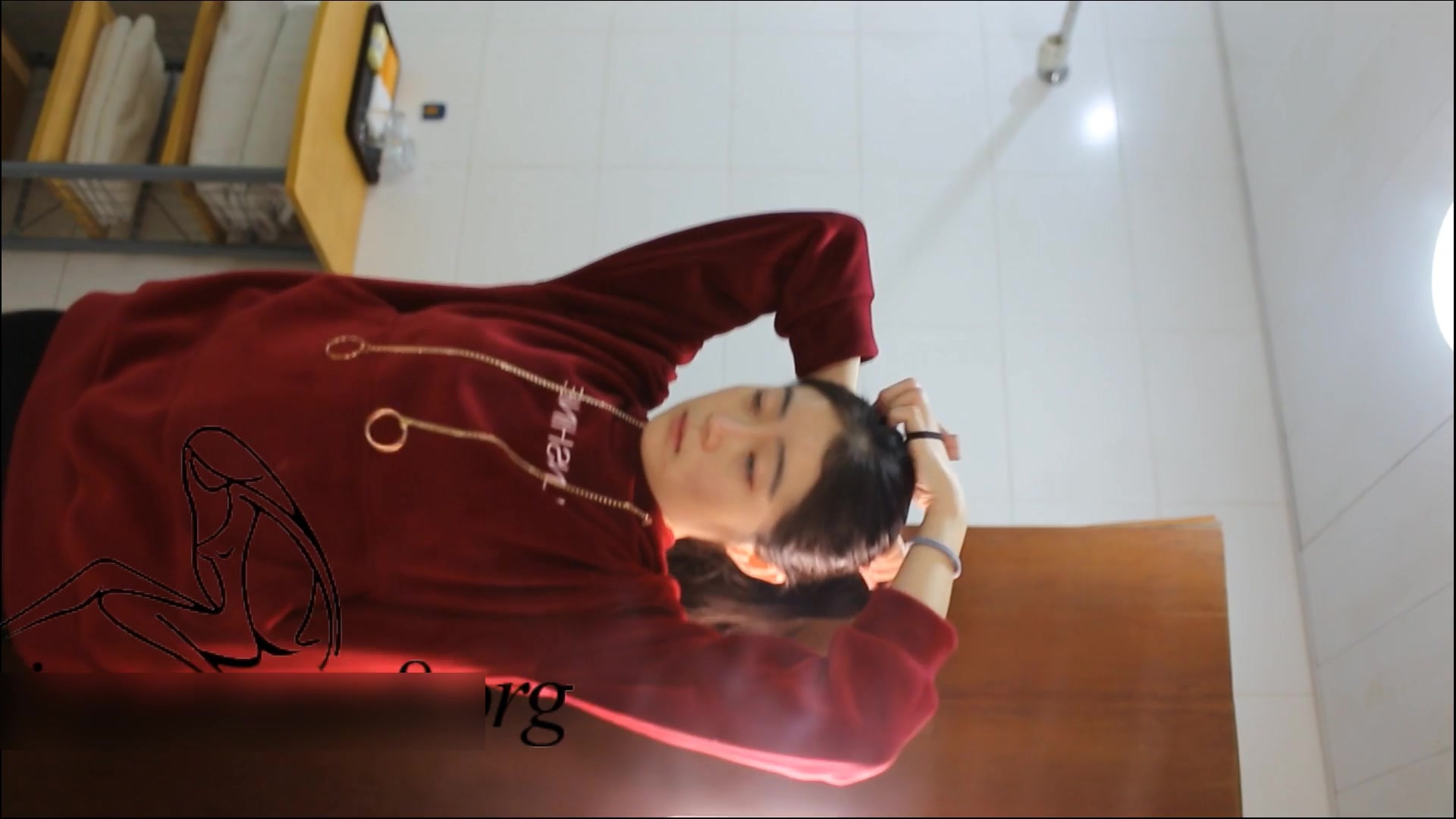 样子清纯的小嫩模穿着黑丝 制服 情趣内衣拍写真被摄影师潜规则吹箫玩逼逼