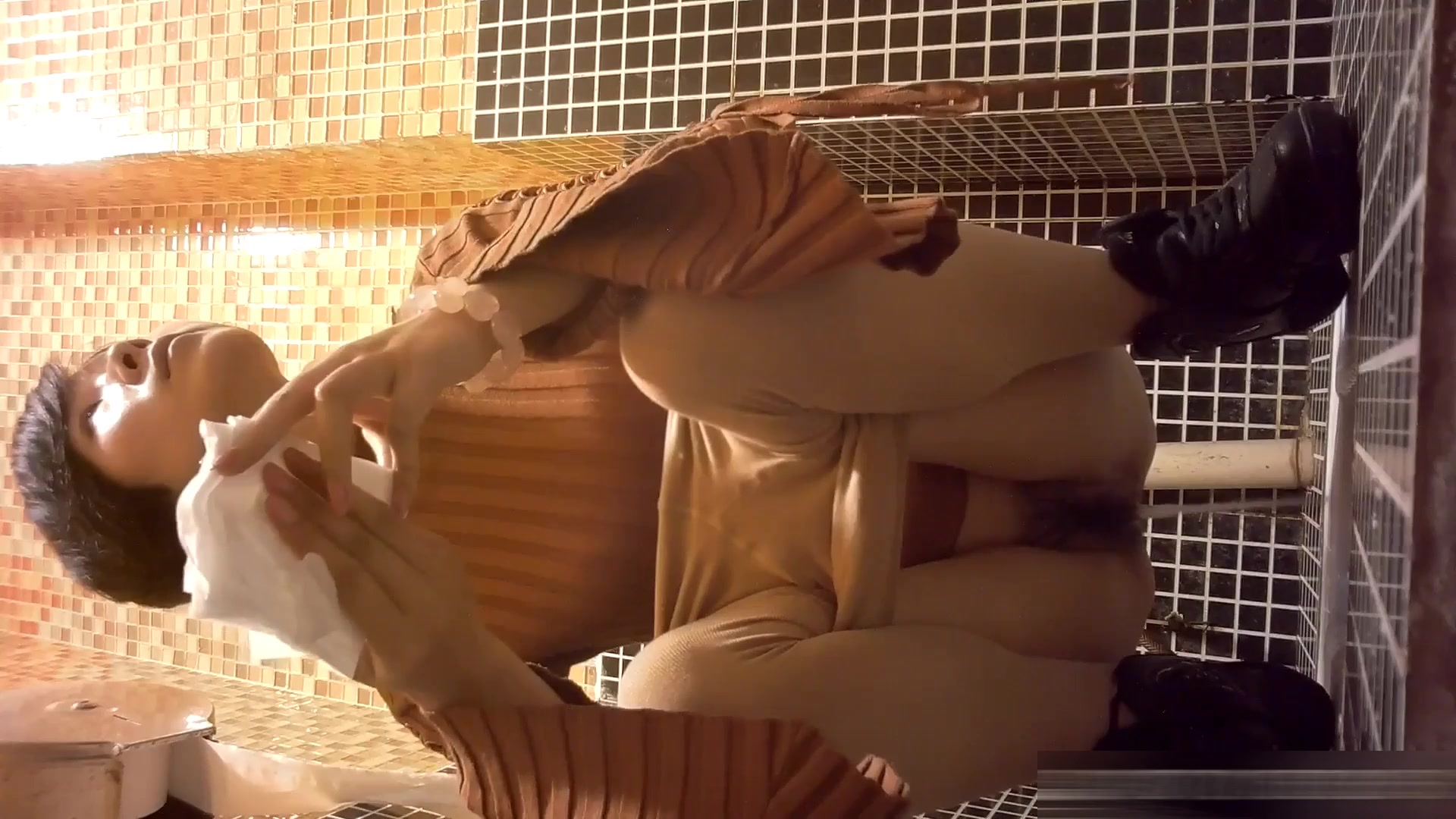 最新流出国内云上会所高清系列眼镜妹子看着手机很入迷