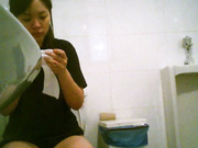 牛人潜入健身俱乐部女厕偷放针孔摄像头偷拍来跳健美操的少妇有几个身材还可以