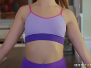 在厨房里操女朋友性感风骚的女儿