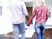 把黑色大屌全部插进她的小穴里