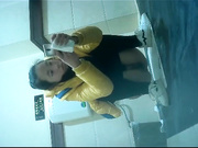 国内某超市公共女厕固定偷拍烟瘾很大的少妇抽烟的样子还挺酷的