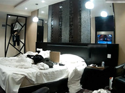 豪华酒店偷拍性感苗条的大长腿美女被迫穿上男友从网上买的黑丝情趣装,太性感被男的抱在床角猛操!