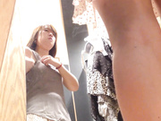 都市丽人精品女装店试衣间偷拍碎花短裙妹子试穿胸罩,好极品的一对竹笋奶