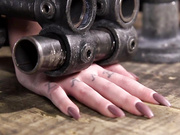 被绑在管子性虐中极度高潮的美妇