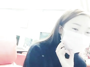 零零后小美女喝了一大杯饮料网吧勾搭正在上网的饿了么外卖小哥到杂物房啪啪