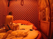 专业情趣炮房年轻小情侣开房爱爱找快活属实激情用打炮椅干亮点是妹子发现有摄像头还问安装它干嘛啊