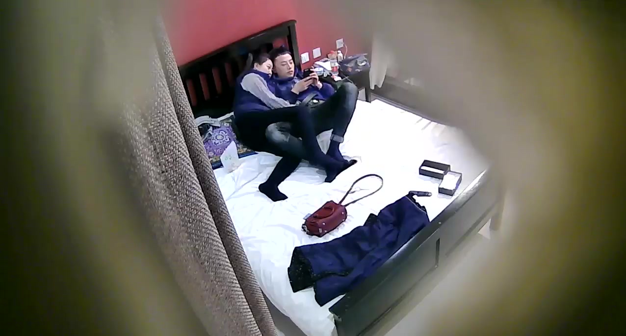 中午午休和单位漂亮女同事到钟点房来一炮后入她的白嫩大屁股