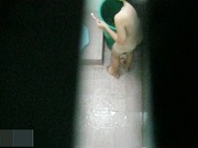 冒死爬天窗俯视偷拍娇艳美乳打工妹洗澡 鸡巴看的硬绑绑