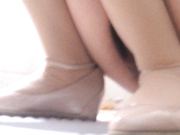 学院公厕趴挡板上偷窥专心玩手机的校花妹,细长唇线和大开逼洞看得鸡巴挺了