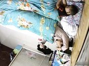 偷拍居家寂寞少妇孩子在旁边睡了她用手机视频聊天与网友虚拟做爱对方撸J8她用镜头照逼边搞边聊