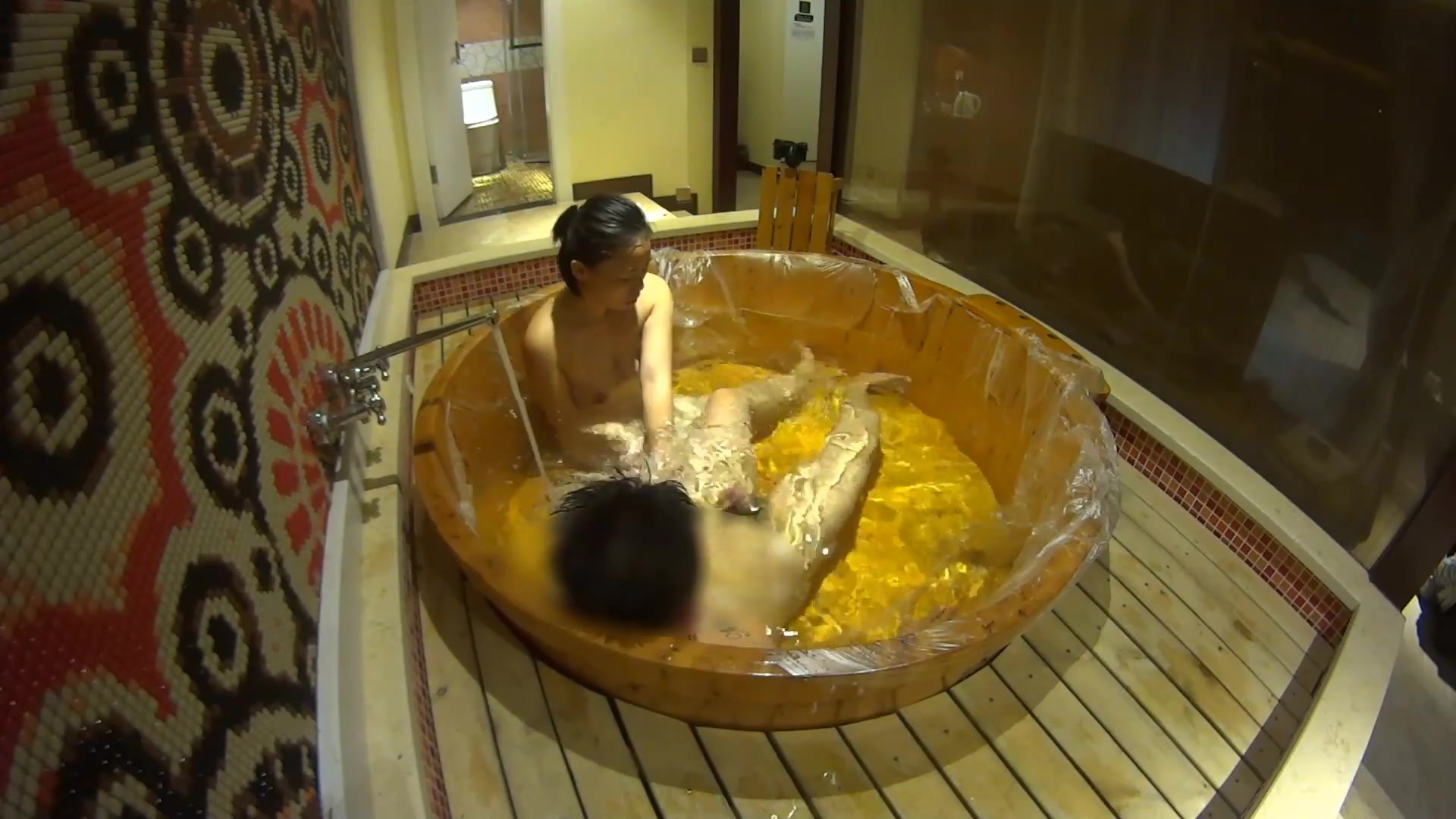 高级洗浴会所600元挑了位样貌还不错的美女服务,又私下加了300元才答应可以一边操一边拍,差点没忍住射进去!