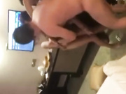 酒店和小三开房被媳妇带亲友团捉奸,抓着小三的两只奶子爆捏,痛得小三嗷嗷嚎叫