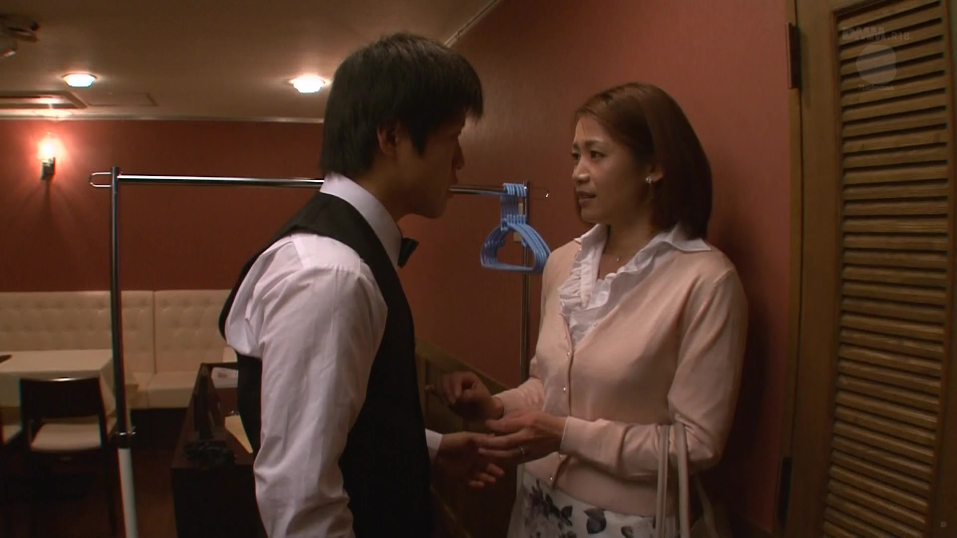 [JUY-165] 尋問 逼供妻子把自己被私通的一切都供出来 友田真希 - 1of5