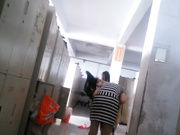 碉堡了技术大神乔装打扮男扮女闯入工厂女职工浴室偷录洗完澡穿衣服的妹子对着美丽雪白胴体打飞机1080P高清