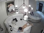 精品酒店气质短发大学美女和眼镜男情人正啪啪时男的突然接到女友电话,美女很亢奋自己扭动操,男的讲电话