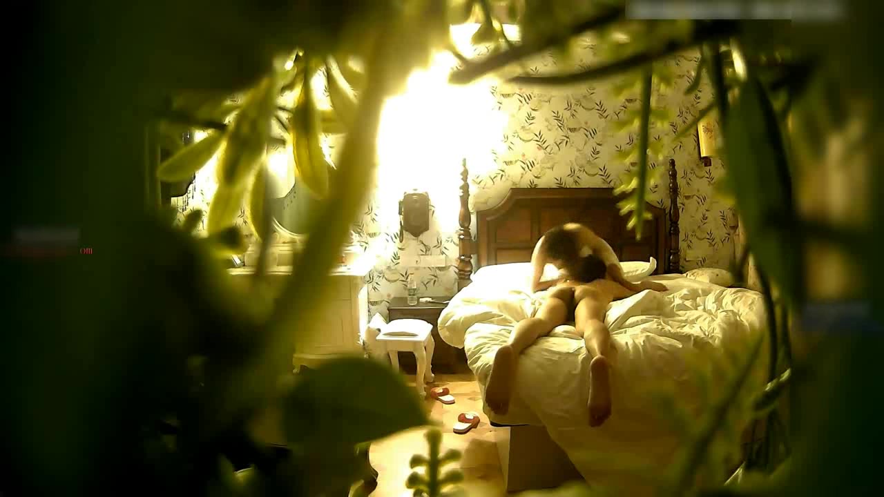 特色宾馆年龄不大胸部发育很好的漂亮美女和异地情人宾馆见面被操的高潮不断,胡言乱语,干了2次才消停下来!