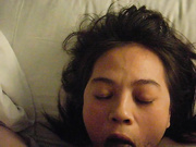 外地出差带上女秘书骗她进房间给她喝了有春药的咖啡药效发作了变淫娃