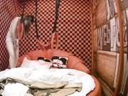 专业情趣约炮房外表斯文素雅眼镜妹子内心火热淫荡提前进屋脱光等待男友穿上情趣装挂吊绳上干激情四射