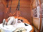 专业情趣约炮房外表斯文素雅眼镜妹子内心火热淫荡提前进屋脱光等待男友穿上情趣装挂吊绳上干激情四射