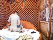 专业情趣约炮房外表斯文素雅眼镜妹子内心火热淫荡提前进屋脱光等待男友穿上情趣装挂吊绳上干激情四射