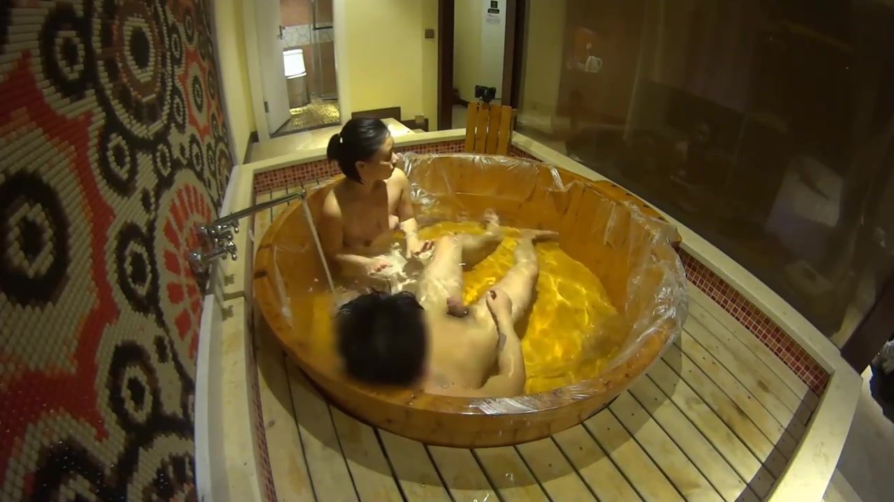 爱好摄影的老板高级休闲度假酒店选个肥臀美女技师拍女体写真然后鸳鸯浴挑逗玩足交口交回床激情啪啪1080P原版