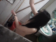 猥琐闷骚男爱上了刺激偷窥无法自拔出租房窗户缝TP合租姐妹卫生间洗澡看个够