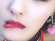 火辣人妻两场连播露脸哺乳期挤奶给你喝，道具自慰骚逼高潮，大哥看的受不了舔逼压在身下爆草，直接内射，吃淫水的样子