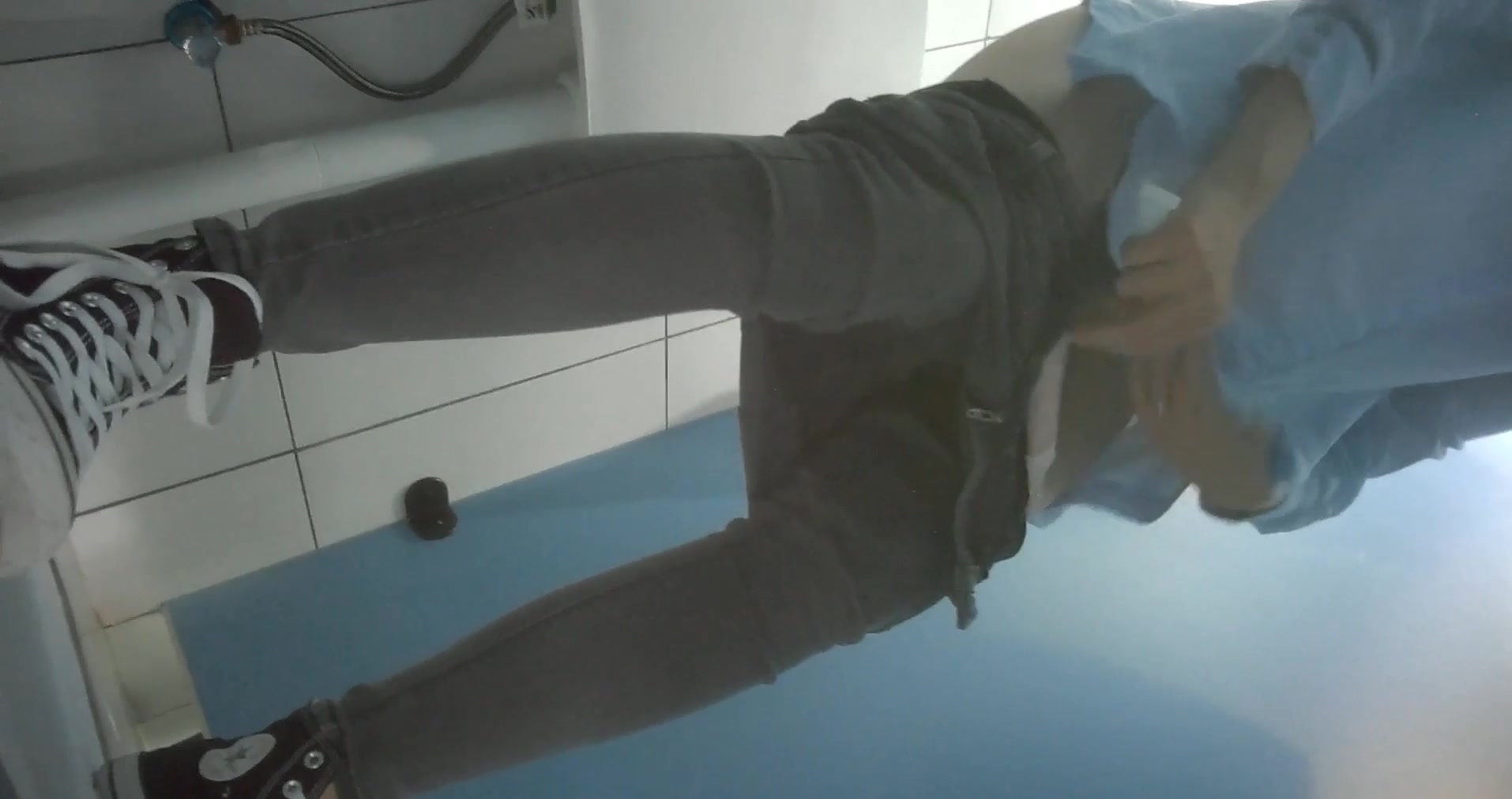 貌似医院女厕尾随妹子进女厕偷窥玩手机的高跟妹子的白带好长啊都吊到了厕兜了