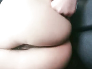 户外骚女【要找一夜情】野外帮别人锄地，野地尿尿露出会车上翘着屁股