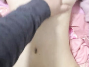 把昏昏欲睡的小女友摇醒插入，射完还要体贴的擦干净