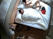 宾馆上帝视角偸拍有点像姐弟恋的热恋情侣开房啪啪眼镜小伙J8很坚挺皮肤光滑白嫩骚女友边看A片边被干还给毒龙