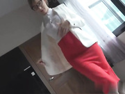 高挑性感美女 丝袜控给男友打飞机，舔他的龟头，丝袜套在鸡巴上舌头来回打转，男友爽飞得不行，射了两次！