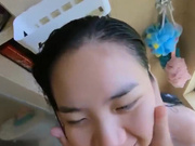 上海99年气质漂亮的美女大学生和外籍男友高级公寓啪啪自拍,边洗澡边肏逼,抱起来玩69式,真厉害!