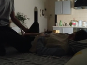 清纯水嫩的大学美女被猥琐眼镜男带回出租屋用超大振动棒搞得淫水直流后再狠狠抽插,这种玩法迟早要被操坏!