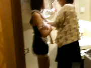 比某明星漂亮百倍的性感气质美模豪华套房大尺度私拍完整版,工作人员现场指导脱衣拍摄,不是人多肯定操了她!国语交流