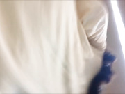 商场超市里挑零食的三个大一学生闺蜜裙底全都走光