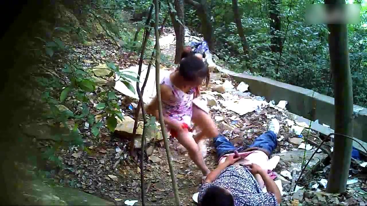 小树林野战系列颜值还不错的连衣裙小姐在这么恶劣的环境下居然玩了几个经典的招式哥的几十块花的太值了