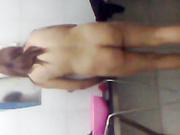 大胆偷拍女浴室两闺蜜洗澡一个蹲下冲洗BB 有说有笑 还唱起了歌曲 奶子很大但是身材有些惨