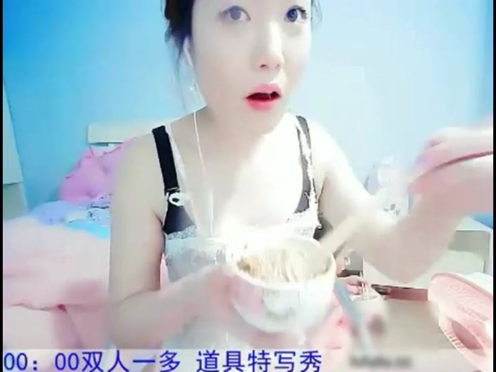 宅男打飞机福利很会玩的双胞胎姐妹花上面吃面条下面吃黄瓜洗脸盆接尿尿