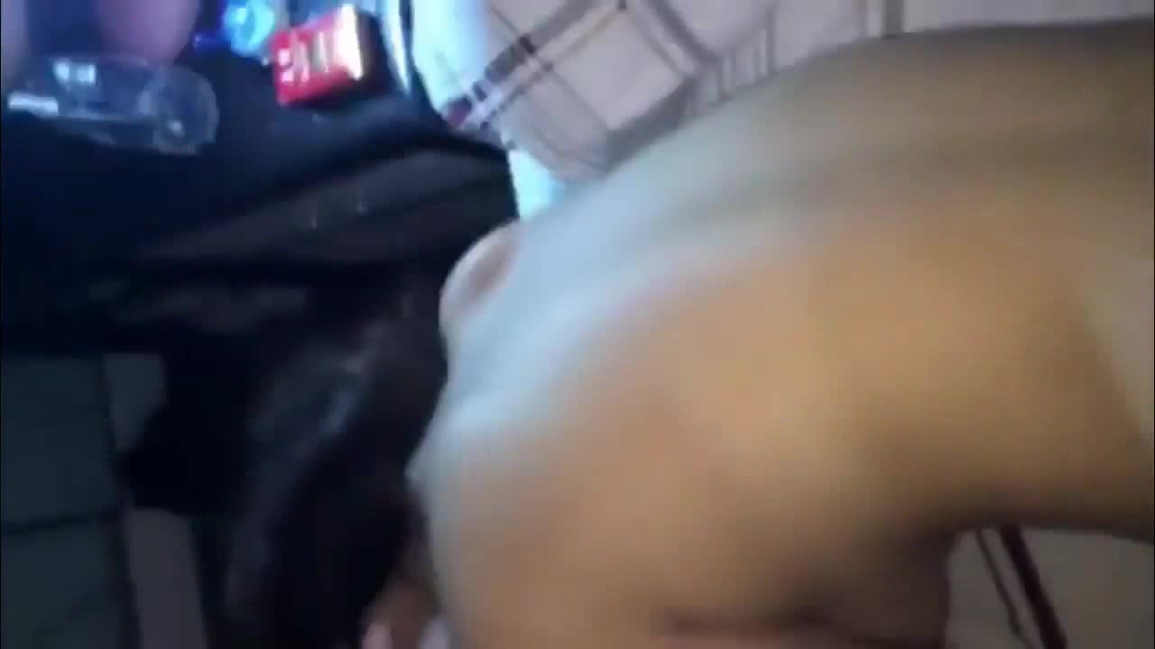 某音乐学院漂亮美女与系主任酒店开房,小穴干的次数少,太紧,结果被主任大鸡巴操流血了,痛的美女捂着嘴大叫！