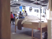 宜家商场骚逼露出自慰喷水