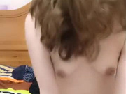 我是你的小甜甜露脸约啪，战斗力很猛的小哥不带套激情打桩爆草抽插，小骚逼被各种体位抽插的高潮不断冒白浆