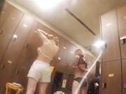 女偷拍客潜入大学生浴室更衣室近距离偷窥几个学生妹的苗条身材1080P高清