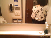 美女如云西餐厅高级坐厕双视角偸拍一位接一位气质美眉方便美女貌似痔疮有点严重啊