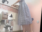 游泳馆女卫更衣间全景偸拍几位年轻美少女嘘嘘及换泳衣美女大长美腿阴毛很长