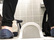 最新流出某高校女卫系列2多视角偷拍年轻漂亮学生妹方便一个一个的雪白大屁股对着你哗哗尿尿