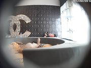 乳房饱满翘臀长发美女被欲望很强烈的男友连干3炮侧位站位男上女上后入各种换一炮比一炮猛俩人爽坏了